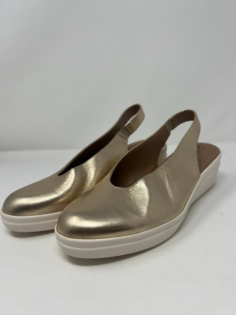 Naturalizer Women's 9M Sutton Champagne Closed Toe Slingbacks
